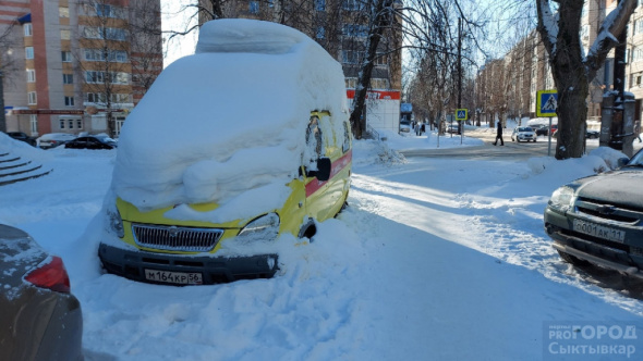 В одном из дворов Сыктывкара стоит брошенный автомобиль скорой помощи с оренбургскими номерами