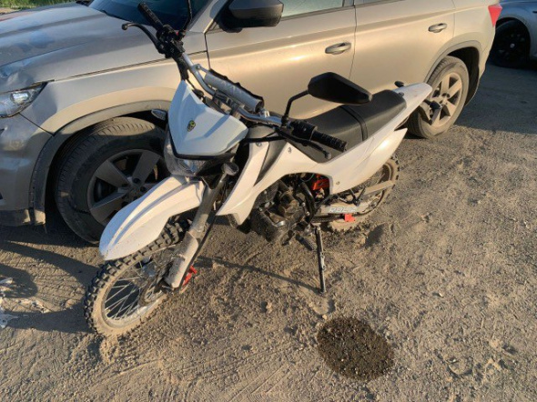 В Орске 15-летний мотоциклист без прав и шлема врезался в Skoda Kodiaq и попал в больницу