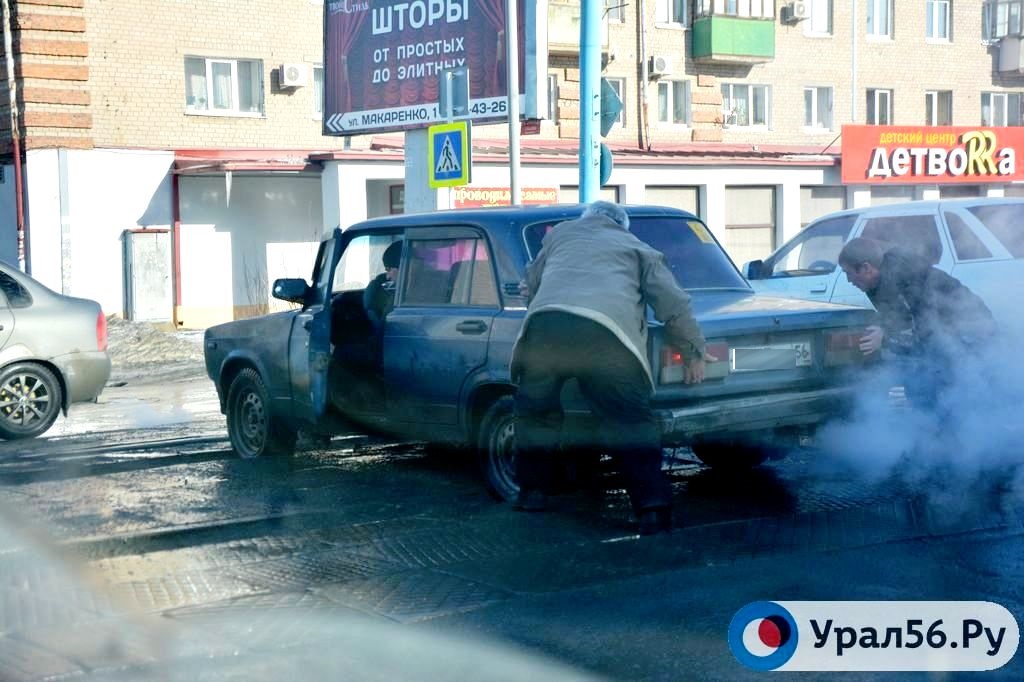 В ямах между рельсами в центре Орска застревают автомобили
