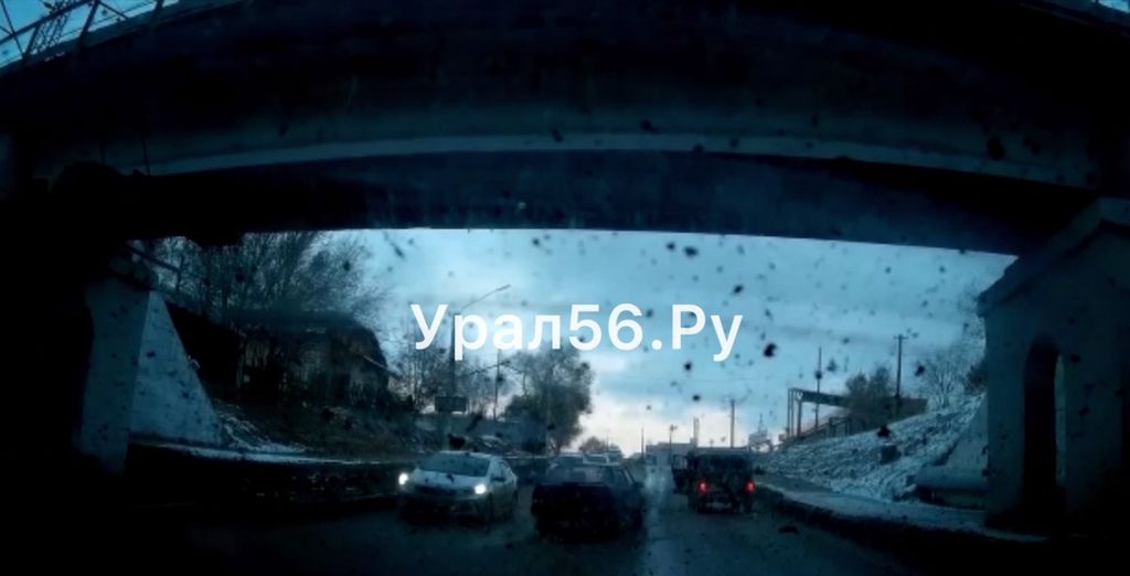 Момент частичного обрушения моста в Орске попал на камеру видеорегистратора