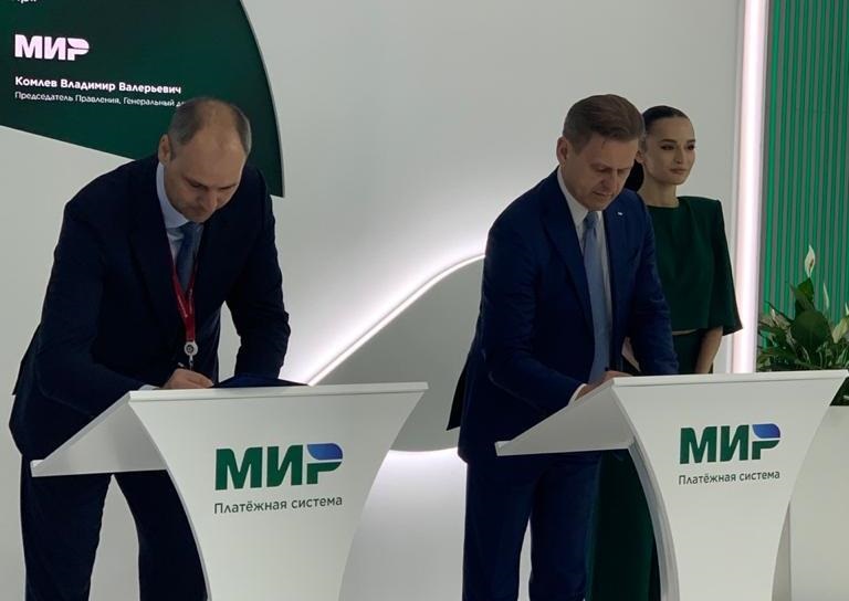 Кто из чиновников вместе с Денисом Паслером поехал на форум в Санкт-Петербург, чем там занимается и в какую сумму поездка обошлась бюджету области?