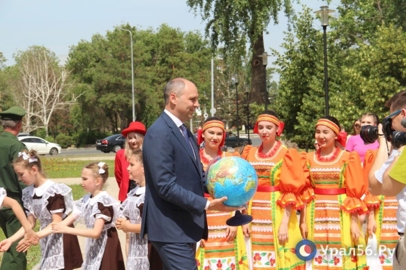 Губернатору Денису Паслеру оренбургские школьники подарили глобус