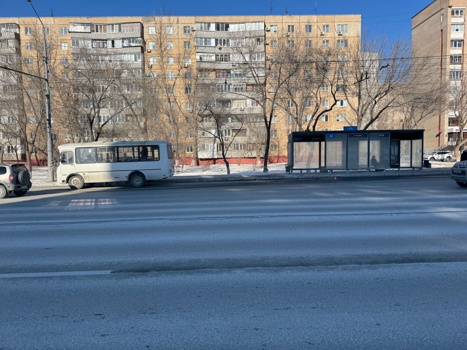 На одном из мест происшествия, где пассажирка выпала из автобуса. Фото: УМВД России по Оренбургской области