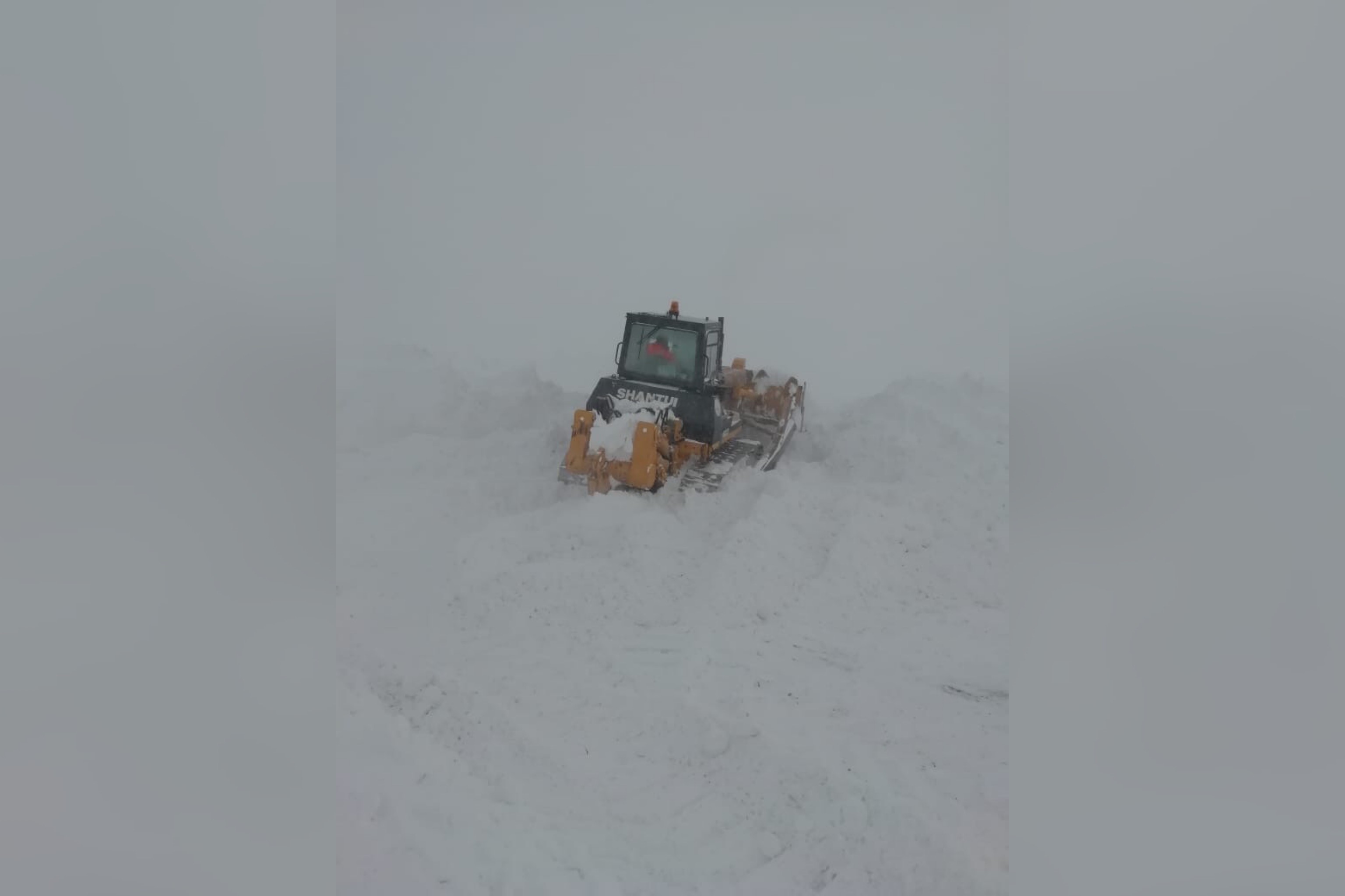 На трассе Орск – Челябинск образовалось два затора. На месте работают спасатели