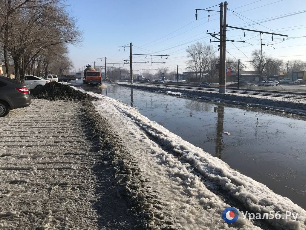 Воду с затопленной улицы Металлистов в Орске откачает спецтехника ...