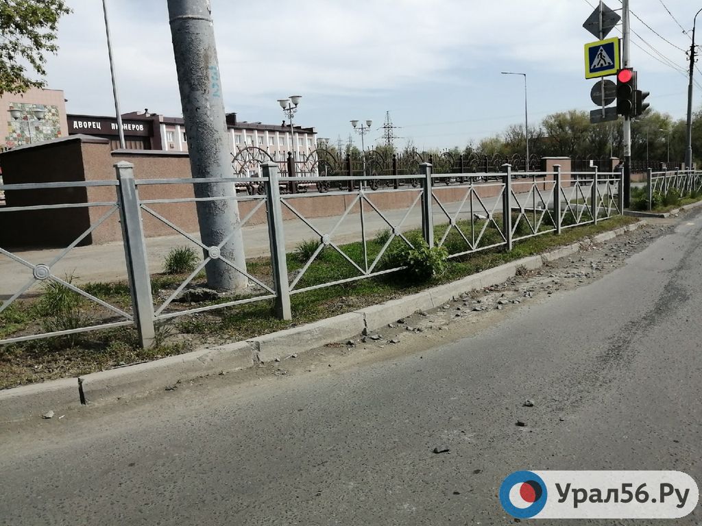 У Дворца пионеров по ул. Станиславского в Орске