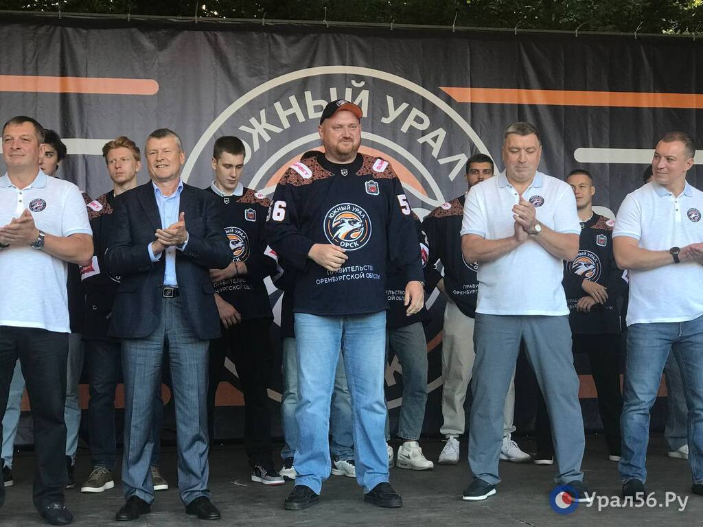 На встрече игрокам вручили игровые майки