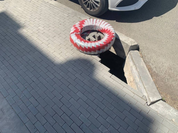 Гламурное решение: В центре Оренбурга провал на пешеходной дорожке закрыли яркой шиной от колеса