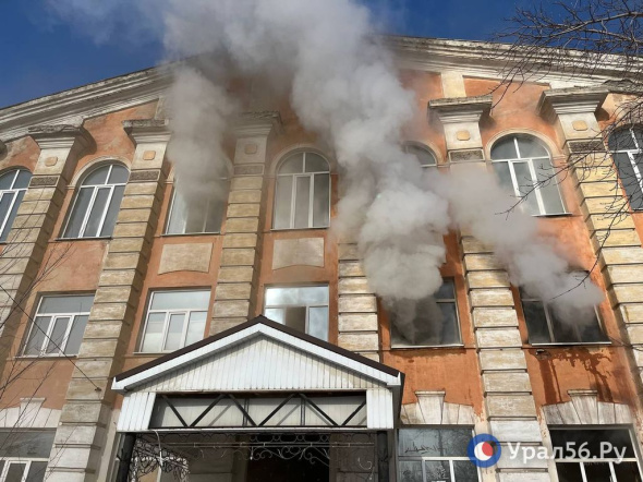 В Орске на проспекте Мира загорелось здание бывшего техникума 