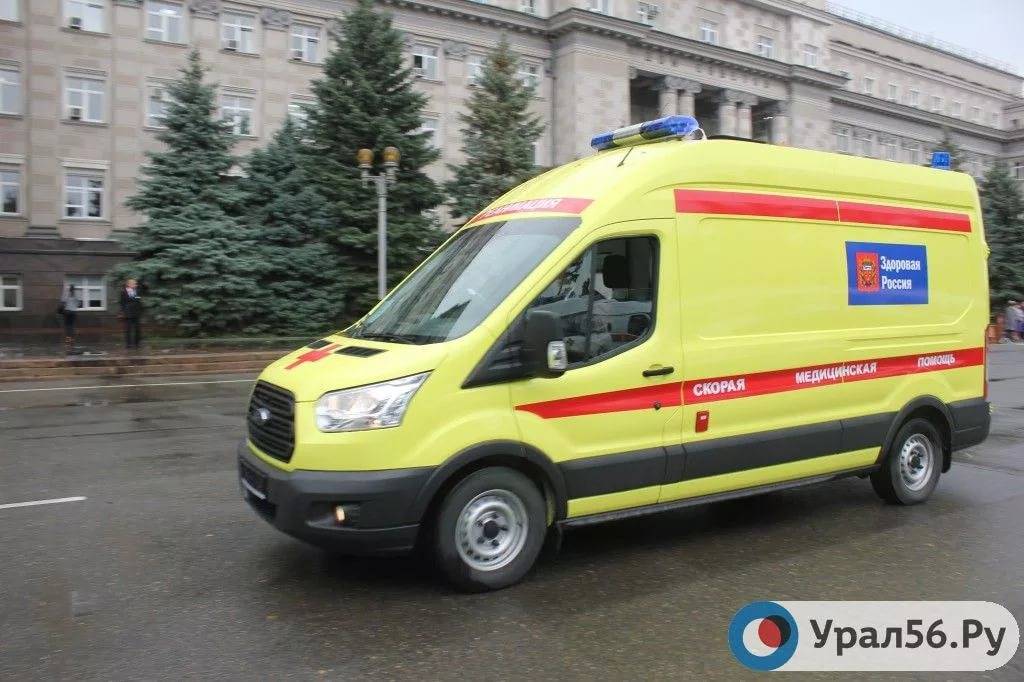 Автомобиль «Скорой помощи» на фоне Дома Советов, Оренбург