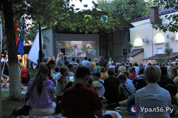 Около 500 человек в Оренбурге стали участниками второго дня Фестиваля уличного кино