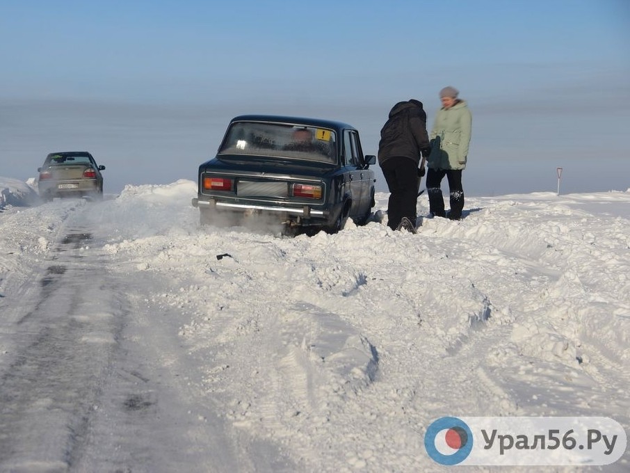 Автомобиль, застрявший в сугробах