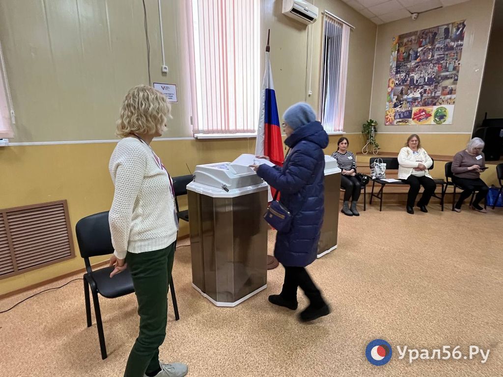 Голосование на избирательном участке в гимназии №2 в Орске