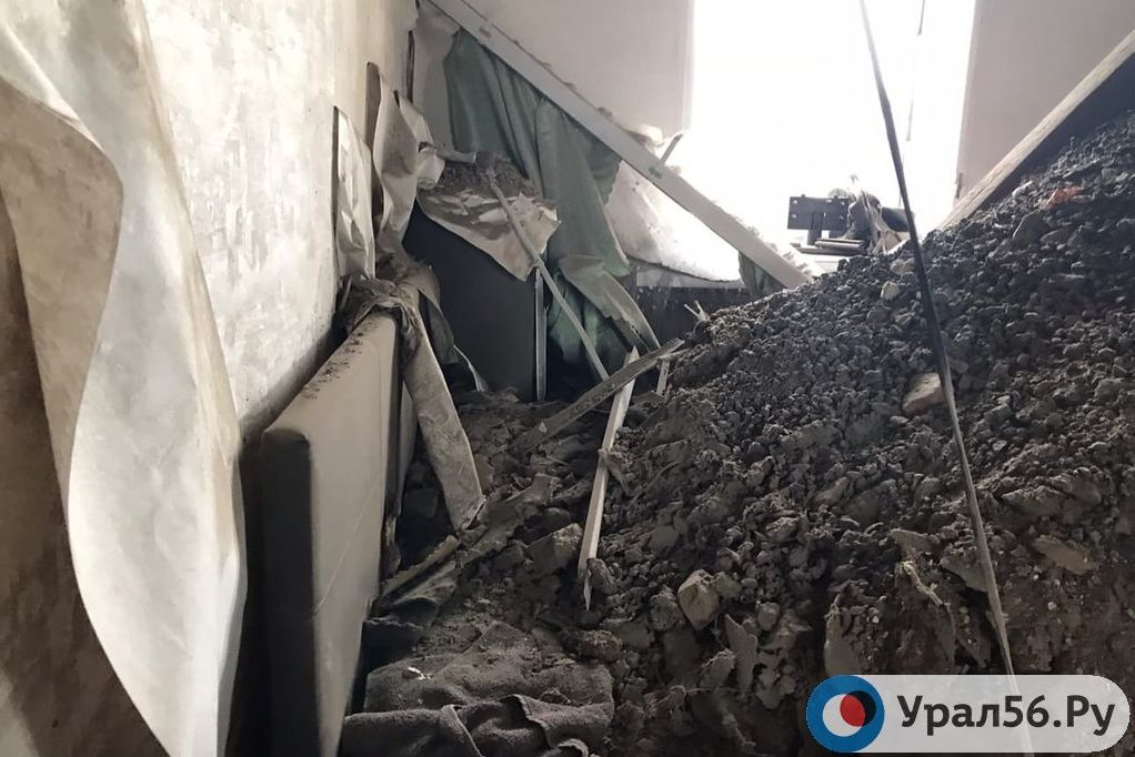 Обрушившийся потолок в доме на улице Чекасина, 54 в Орске