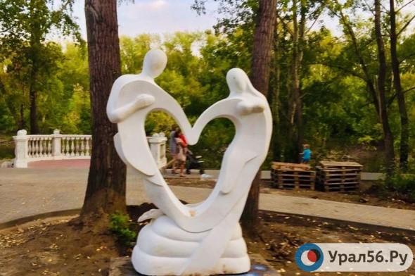 В парке Строителей Орска появился новый арт-объект — «Сердце»