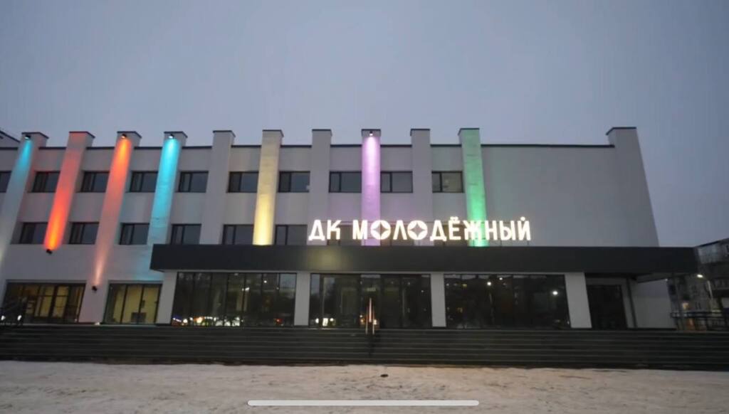 Обновленный фасад здания с подсветкой. Кадр из видео администрации города