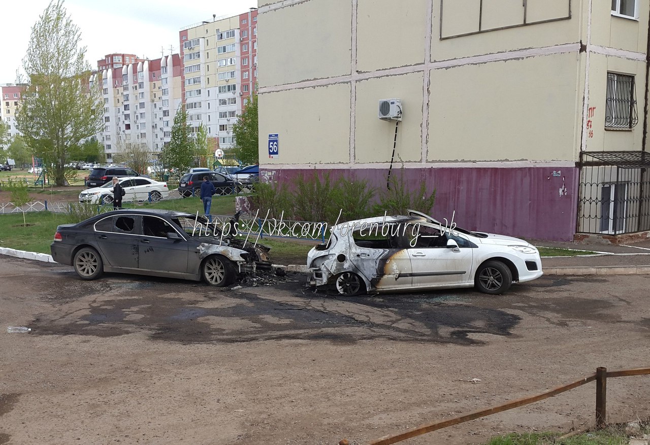 Сгоревшие BMW и Peugeot. Фото: «Оренбург Онлайн»