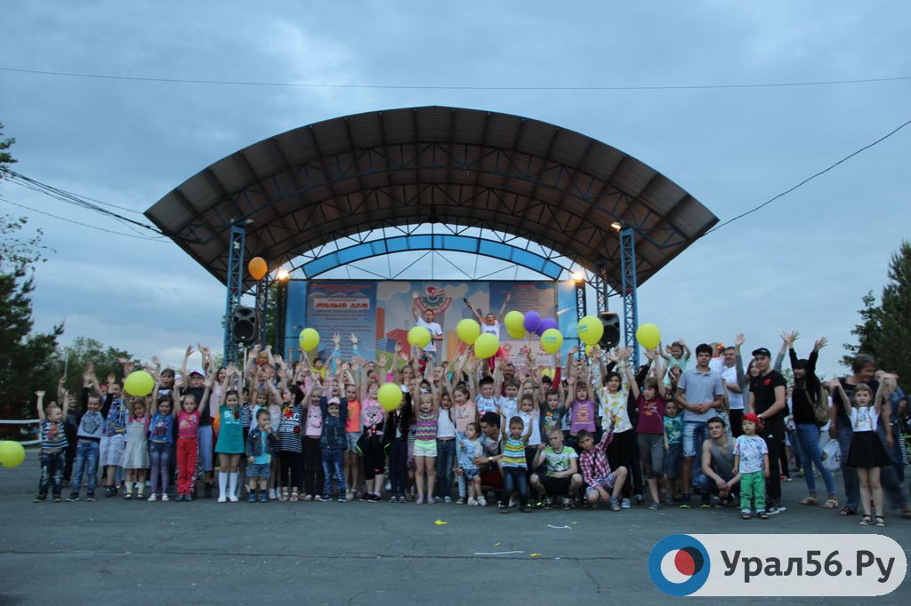Сотни ребятишек станцевали в центре Орска