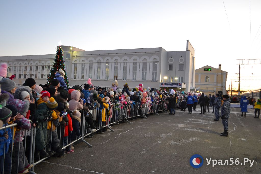 Привокзальная площадь в Оренбурге в день прибытия Поезда Деда Мороза. Фото из архива