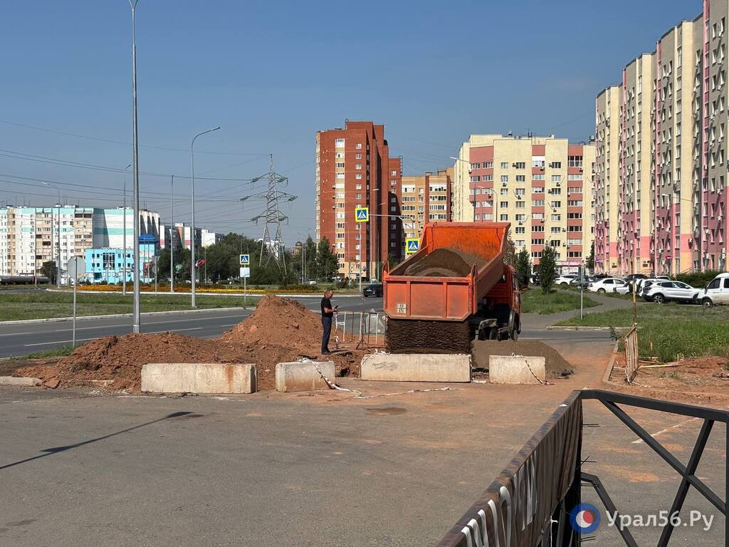 Яму на Северном проезде в Оренбурге начали засыпать