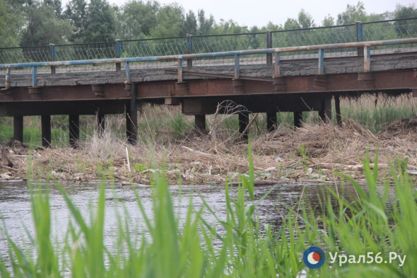 Мусор из-под нижнего моста через Урал в Орске будут вычищать только 26 июня