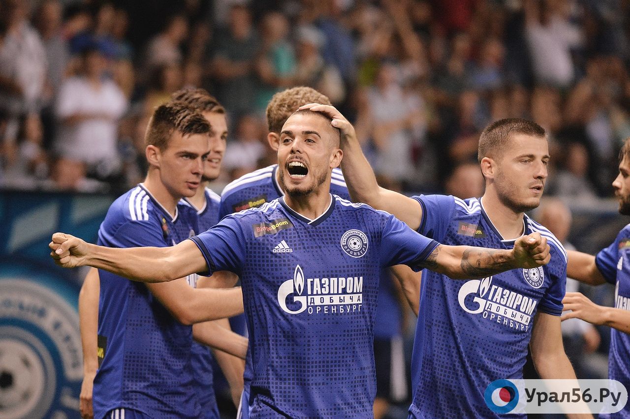Футболисты «Оренбурга» празднуют гол