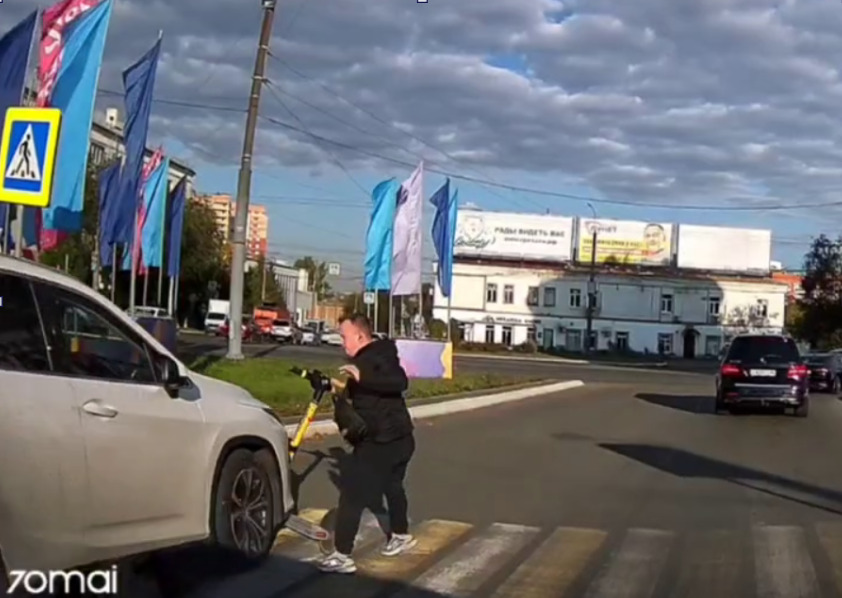 Самокатчик успел отпрыгнуть и избежать травм. Кадр с видеорегистратора от подписчика Урал56.Ру