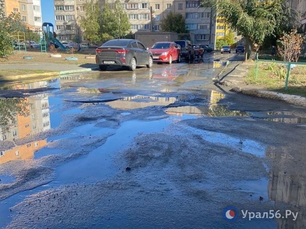 Вода протекает из колодца около детской площадки на улице Беляева в Орске