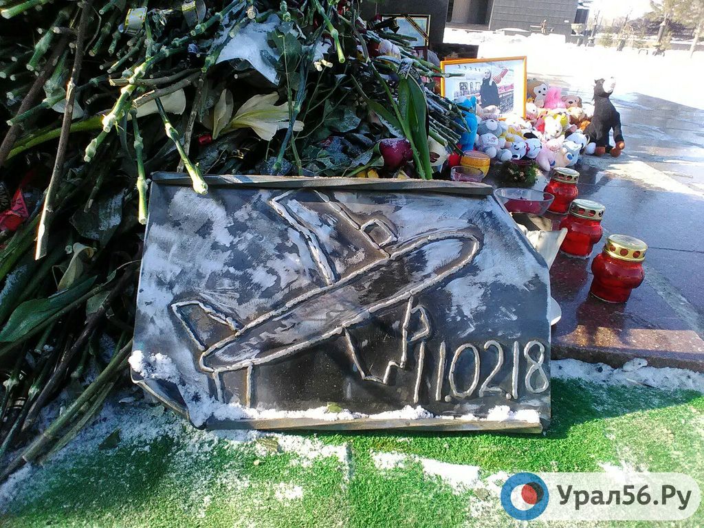 Жители Орска несли цветы к памятнику Ленину в Орске