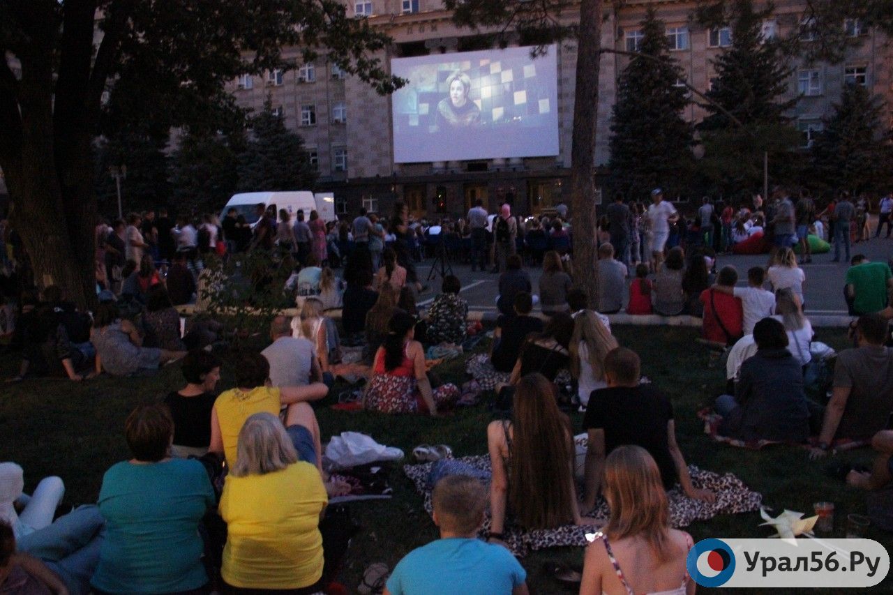 В Оренбурге на Доме Советов показали фильм «Домовой». 24.08.2019 г. 