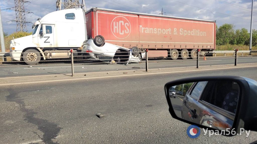 Автомобиль в результате столкновения опрокинулся на крышу