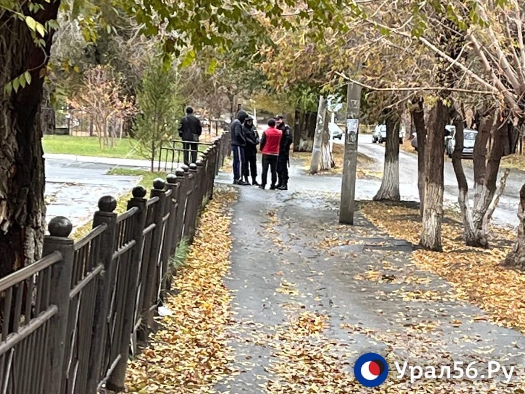 Детский сад на улице Кутузова в Орска. Детей уже завели в помещение. На месте работают сотрудники полиции