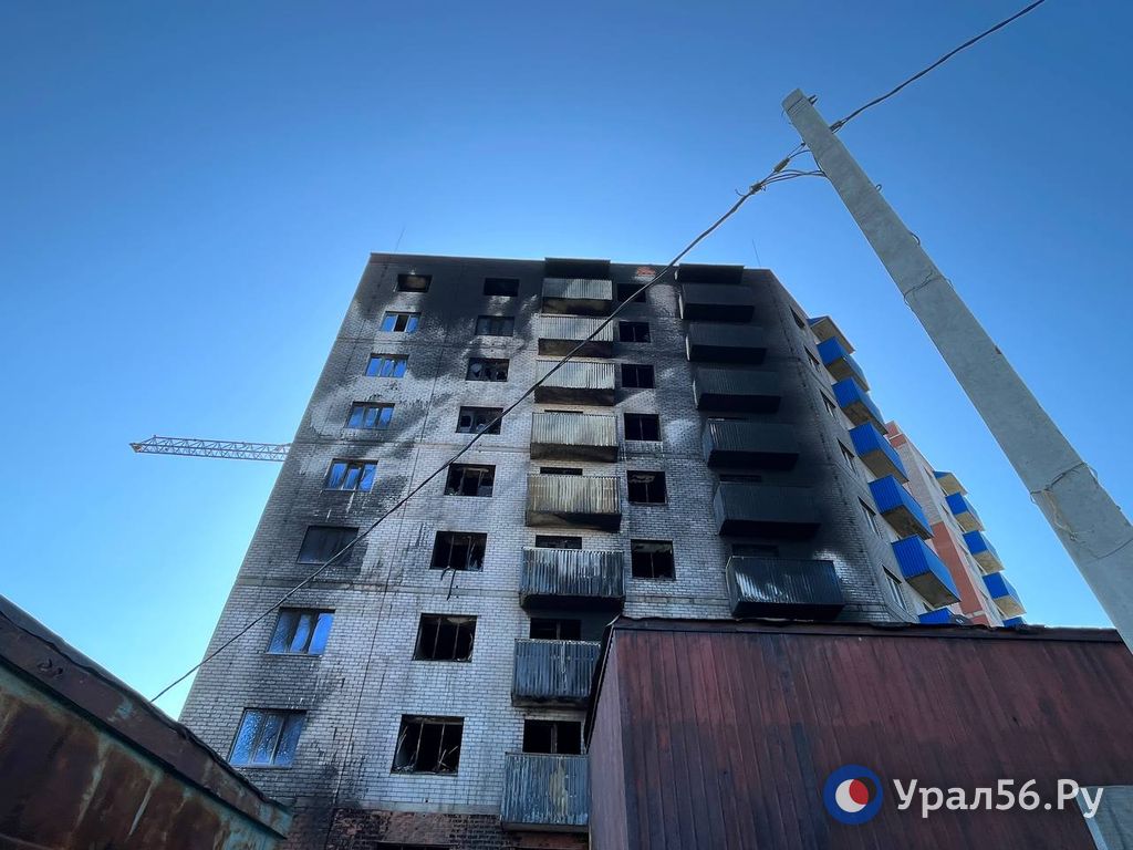 Недостроенное здание после пожара в Орске 21.08.2023