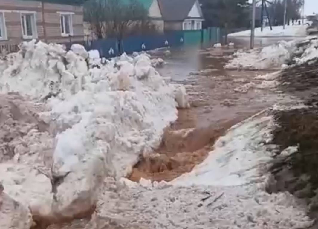 В Асекеевском районе появились настоящие водопады из грязи и растаявшего снега. Источник: соцсети