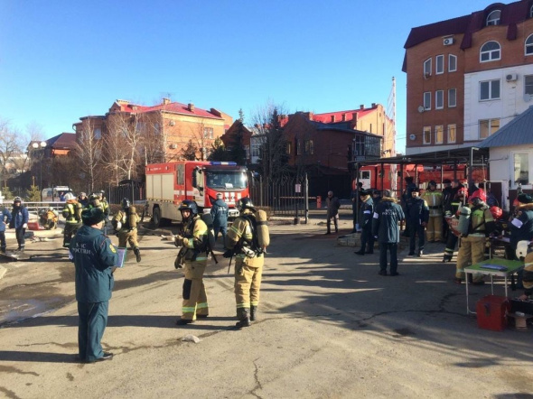 В центре Оренбурга проходят учения: сотрудники МЧС тушат условный пожар на переулке Дмитриевском 