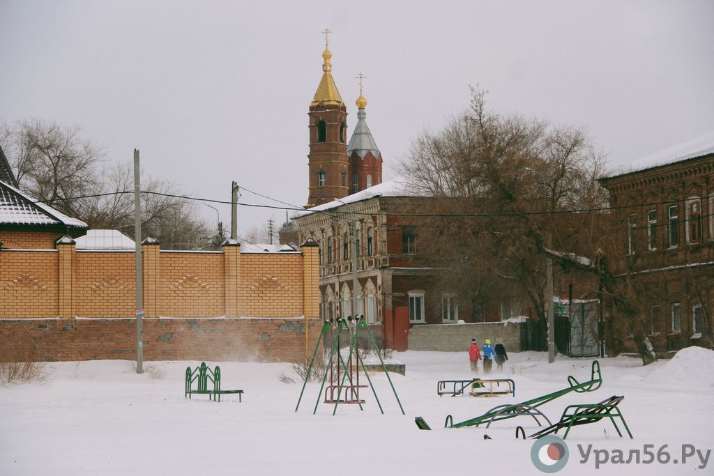 Детская площадка на одной из улиц Советского района. С нее видна колокольня Преображенского собора