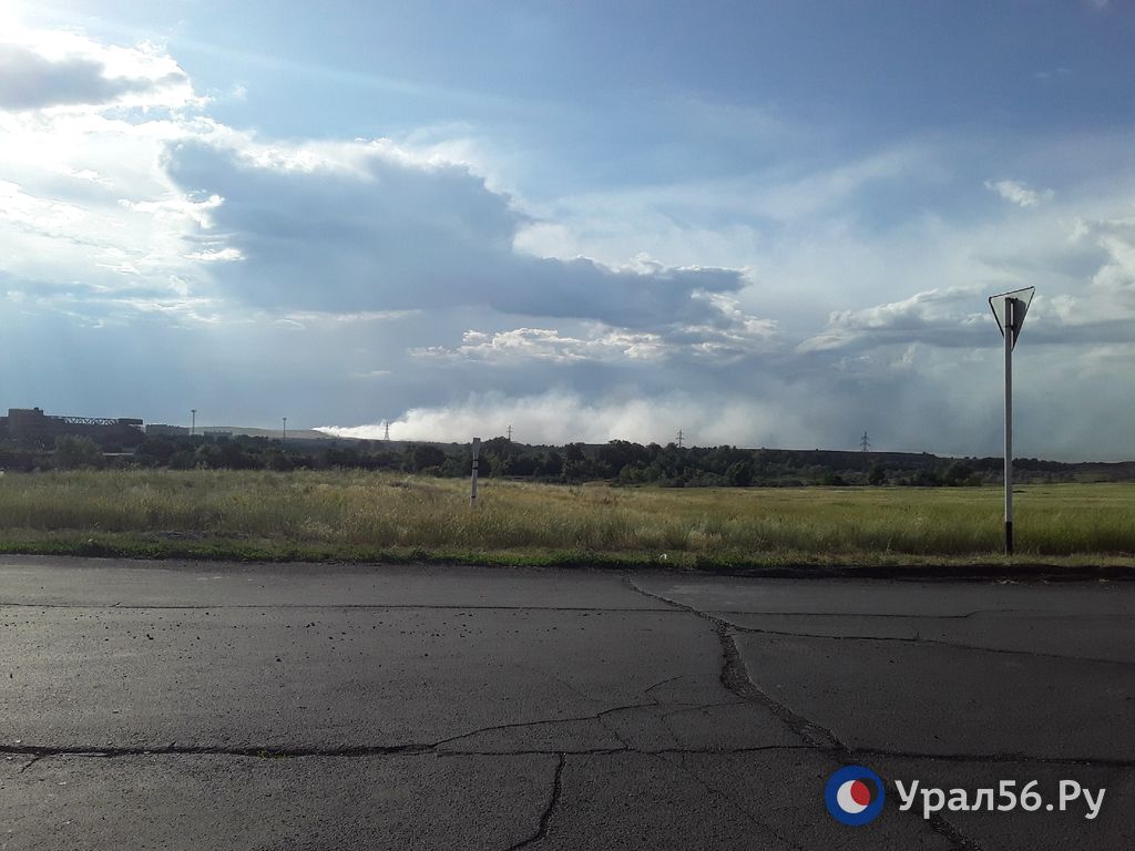 Дым со стороны поселка Победа в Орске, где расположен мусорный полигон. Фото: Евгений Васильченко