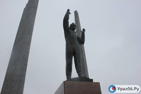 В Оренбурге почти за 600 тысяч рублей помоют памятники после зимы