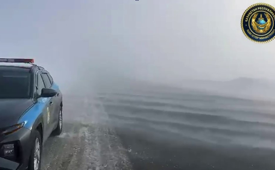 Кадр из видео ситуации на дороге. Видео: Департамент полиции Актюбинской области