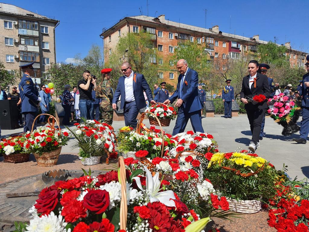 9 мая в Новотроицке возложили цветы к Вечному огню в честь 76-й годовщины Победы в Великой Отечественной войне