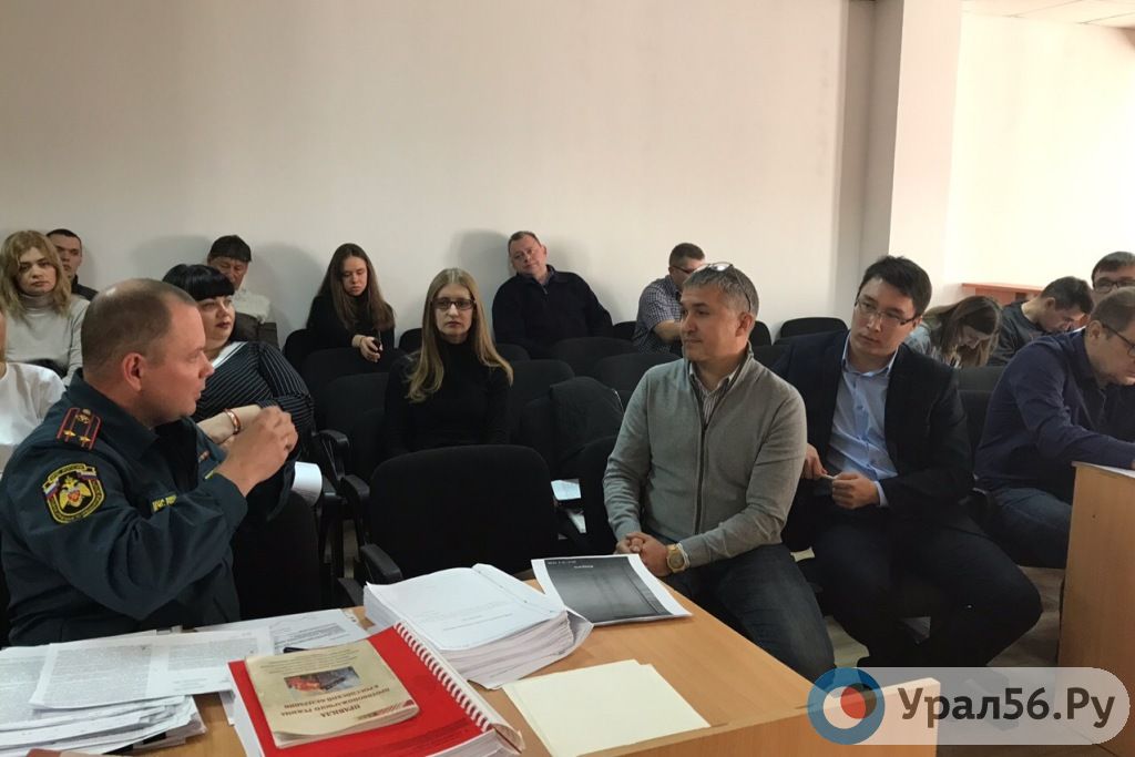 Предствитель ОНД Константин Потапов и преставитель УК «Навигатор», а также банка «Открытие» Рамиль Ягафаров