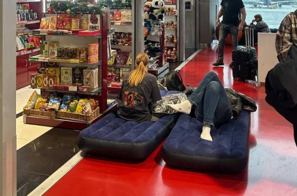 В ход пошли надувные матрасы: Обстановка в аэропорту Шереметьево в Москве сейчас 