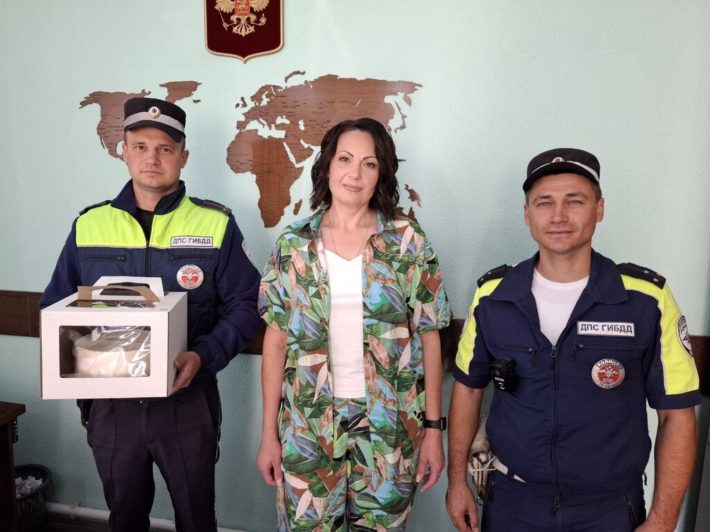 Пострадавшая от укуса пчелы рядом с полицейскими. Фото: полиция Оренбуржья