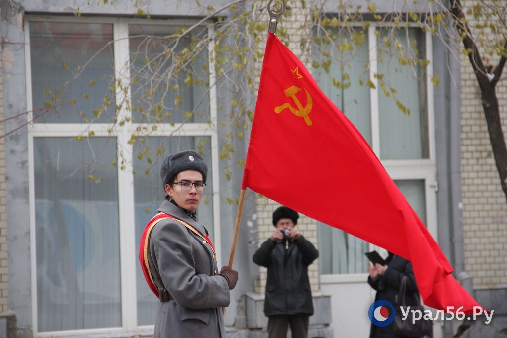 Участник шествия коммунистов в Оренбурге, 2022 год