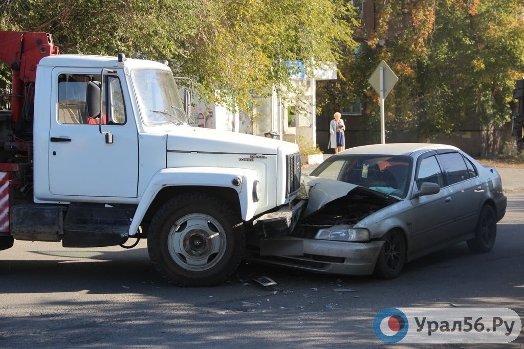 Легковушка получила сильные механические повреждения 
