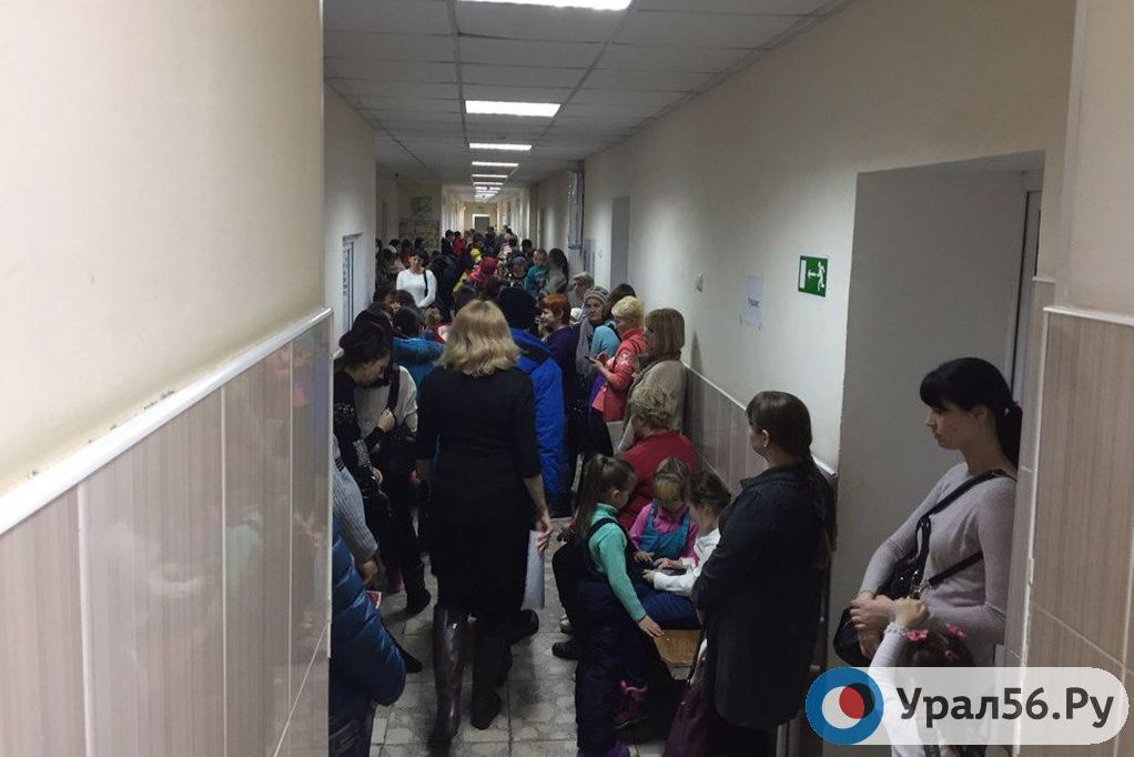 Очередь в детской поликлинике Орска, 9.11.2016