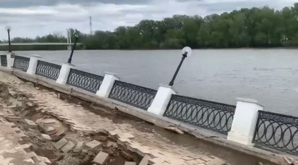 В Оренбурге после сильнейшего паводка ограждение на набережной Урала опрокинулось в реку (видео)