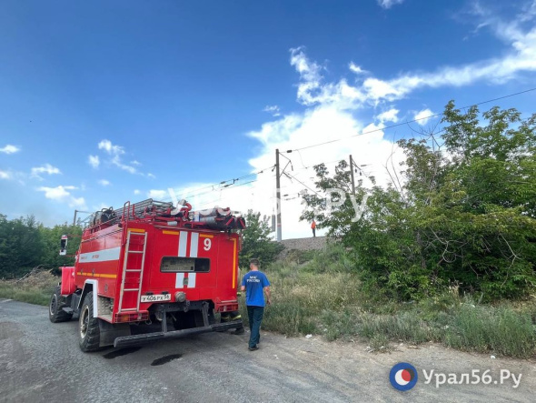 В Орске загорелась трава на улице Елшанской в районе ветряных мельниц. Угрозы домам нет 