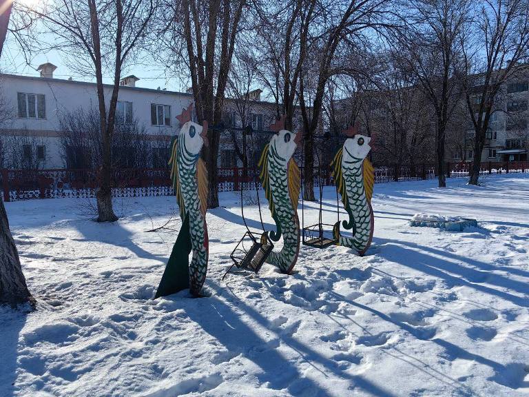 Качели в п. Гудрон. Фото: тг-канал Василия Козупицы