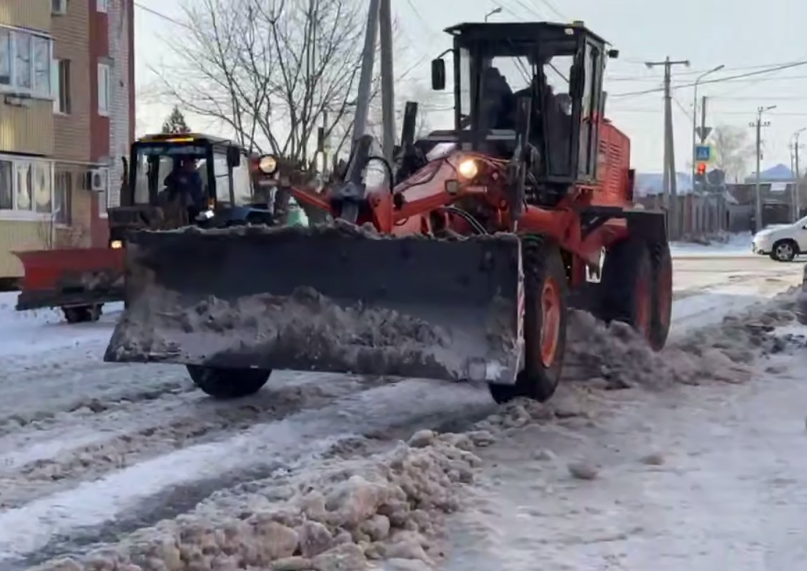 Техника на обледенелой дороге, стоп-кадр из видео РВК-Орск